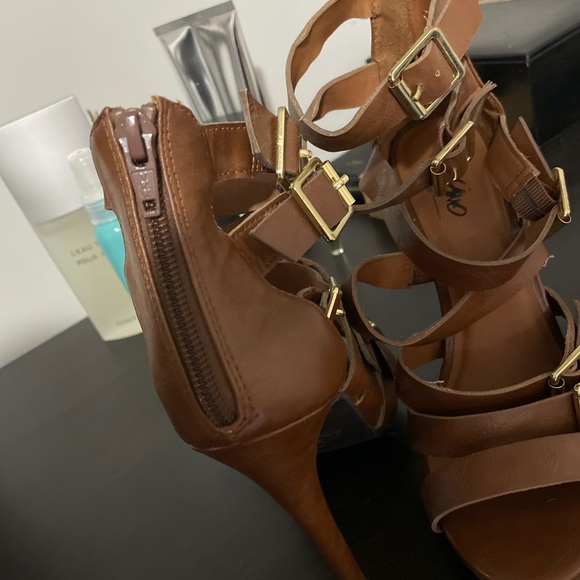 Strappy Heel! - Picture 3 of 4